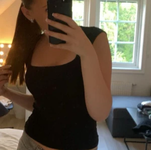 Svart tight topp - Säljer en svart, tight  topp med fyrkantig urringning. Den är från Gina Tricot och ser som ny ut