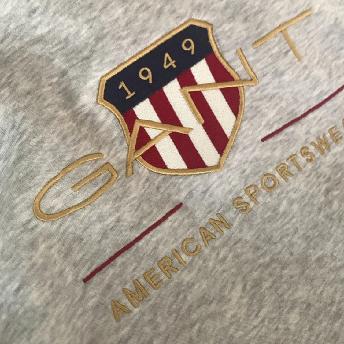 Grå hoodie från GANT med broderad logga - 1