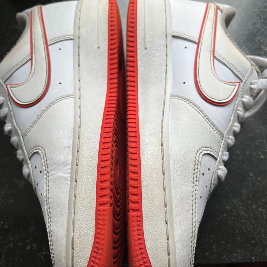 Nike Air Force 1 vita med röd sula - 3