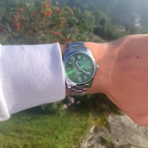 Grön klocka från Doventi med stållänk - Snygg klocka från Doventi med grön urtavla och datumvisning. Klockan har en klassisk rund form och en stilren länk i silverfärgat stål. Perfekt accessoar för dig som vill sticka ut med en cool färg på handleden.