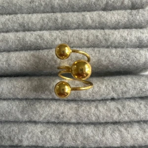Spiral ring  - Ringen är aldrig använd och 100 % rost- och nickelfri. Den är justerbar och passar därför alla! Hör gärna av dig om du har några frågor ☺️ 