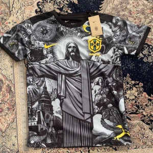 Nike Brasil grafisk fotbollströja - Snygg Brasilien fotbollströja från Nike med unikt svartvitt grafiskt tryck av Kristusstatyn och brasilianska motiv. Gula detaljer och Brasil-logga på bröstet. Kortärmad modell i lätt och sportigt material, perfekt för dig som vill sticka ut på planen.