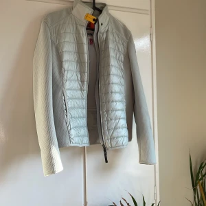 Ljusgrå pufferjacka Parajumpers S - Snygg turkos jacka från Parajumpers med quiltad front och meshade ärmar. Jackan har hög krage, dragkedja framtill och coolt PJS-märke på ärmen. Passar till både kille och tjej