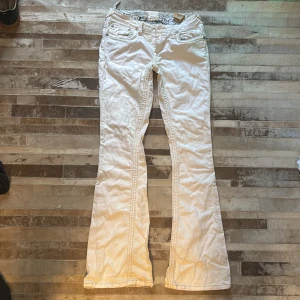 Low Waist Flared Byxor - Väldigt nice flared byxor från stitch, sitter perfekt. Size 26 i midja, skriv om ni har mer frågor!!