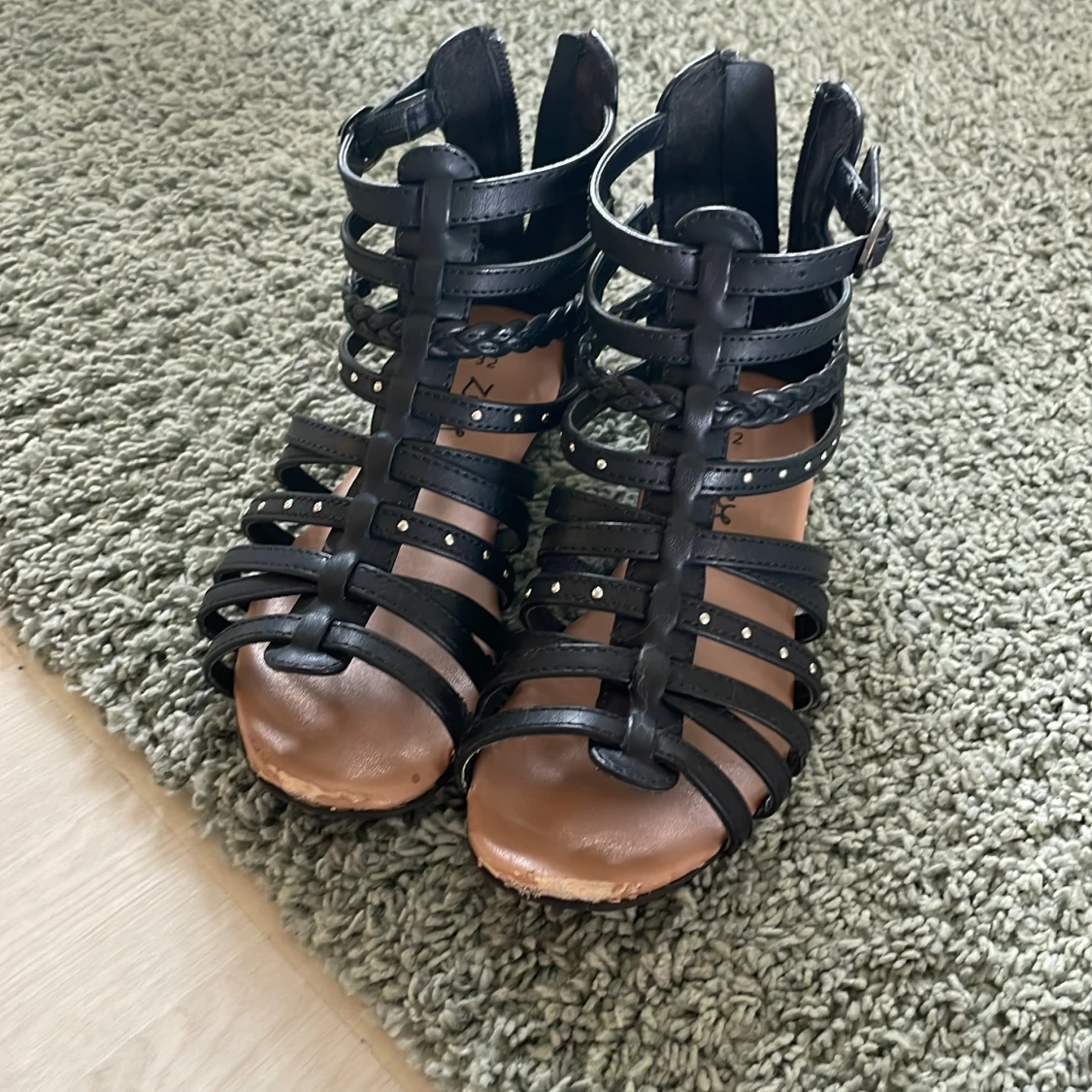 Svarta gladiatorsandaler med nitar