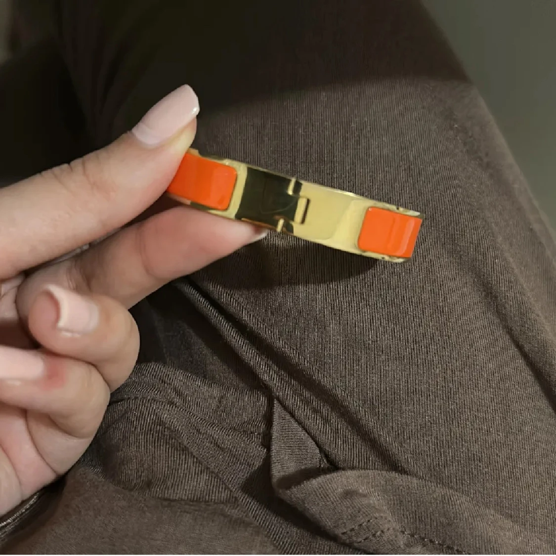 Guldarmband med orange detaljer - 3