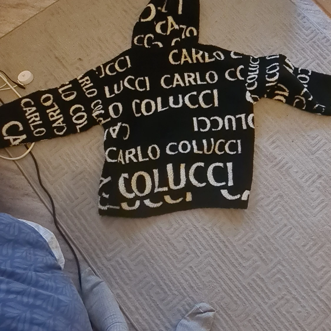 Svart hoodie Carlo Colucci med logga - 4