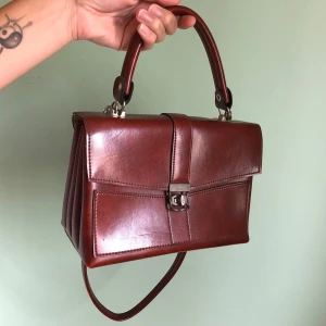 Vintage leather handbag  - Otrolig vintage handväska i läder, i väldigt fint skick🌹