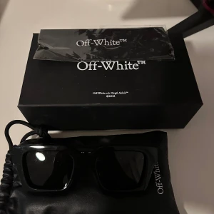 OFF WHITE SUNGLASSES BLACK - Hej, off white solglasögon i nyskick endast testade. 