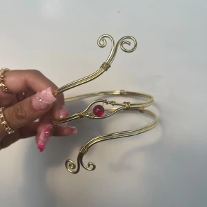 Armcuff  - 🌸Går att böja ut eller in för att få din perfekta passform 🌺   Gör även customs!! Skicka in bild eller din idé så kan vi nog säkert lösa det 🥰