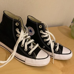 Converse - Superfina converse som endast använts 1-2 gånger🥰 I storlek 36. Skriv för fler bilder eller vid frågor!❤️