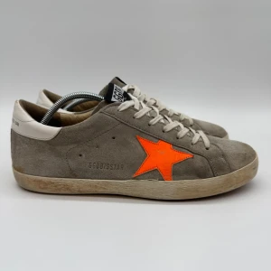 GOLDEN GOOSE SNEAKERS - Golden Goose sneakers - Skick: 9/10 - Tillbehör: Enbart skorna - Storlek 42 sitter som 43 - Nypris: runt 6000kr - deluxecloset