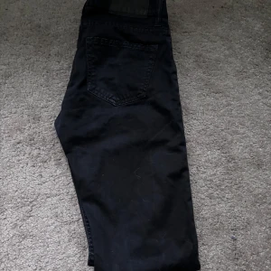Tiger Of Sweden Jeans - Snygga svarta jeans med smal passform och klassisk bakficka. Perfekta för dig som gillar en stilren look och vill ha ett par byxor som sitter tajt längs benen. Passar till allt och är ett måste i garderoben.