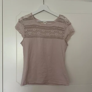Topp med spets - Ljusrosa topp med spets längst upp. Något ljusare i färgen än bilderna visar. 