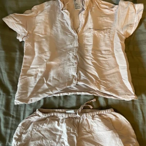 Ljusrosa pyjamas - Jag säljer denna fina pyjamas eftersom den har blivit för liten för mig