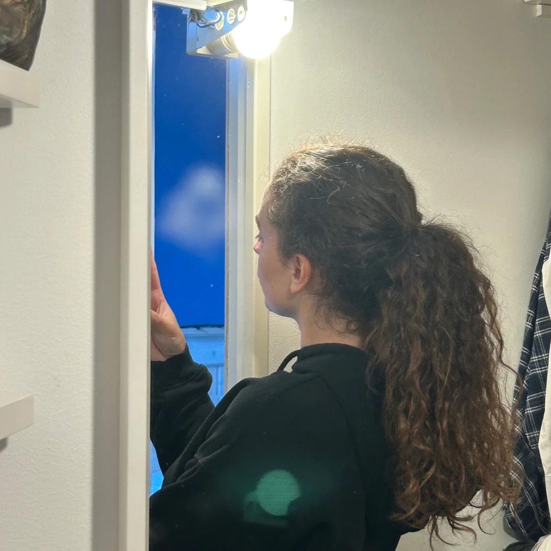 Svart hoodie med snörning - 1