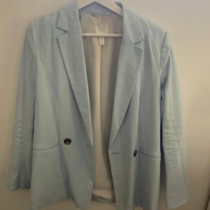 Ljusblå kavaj - Blazer som endast är använd 2 gånger! Så fin till sommaren 🌸