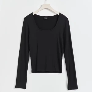 Gina Tricot Soft touch  - Soft touch u ringad tröja, använd fåtal gånger men säljer då jag inte använder den. 