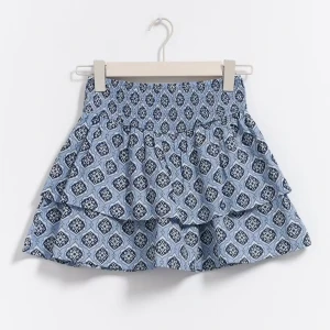 Volangkjol - Supersöt Volangkjol från Gina Young som jag köpte förra sommaren. Kom tyvärr nästan inte till användning, men är då i väldigt bra skick❣️