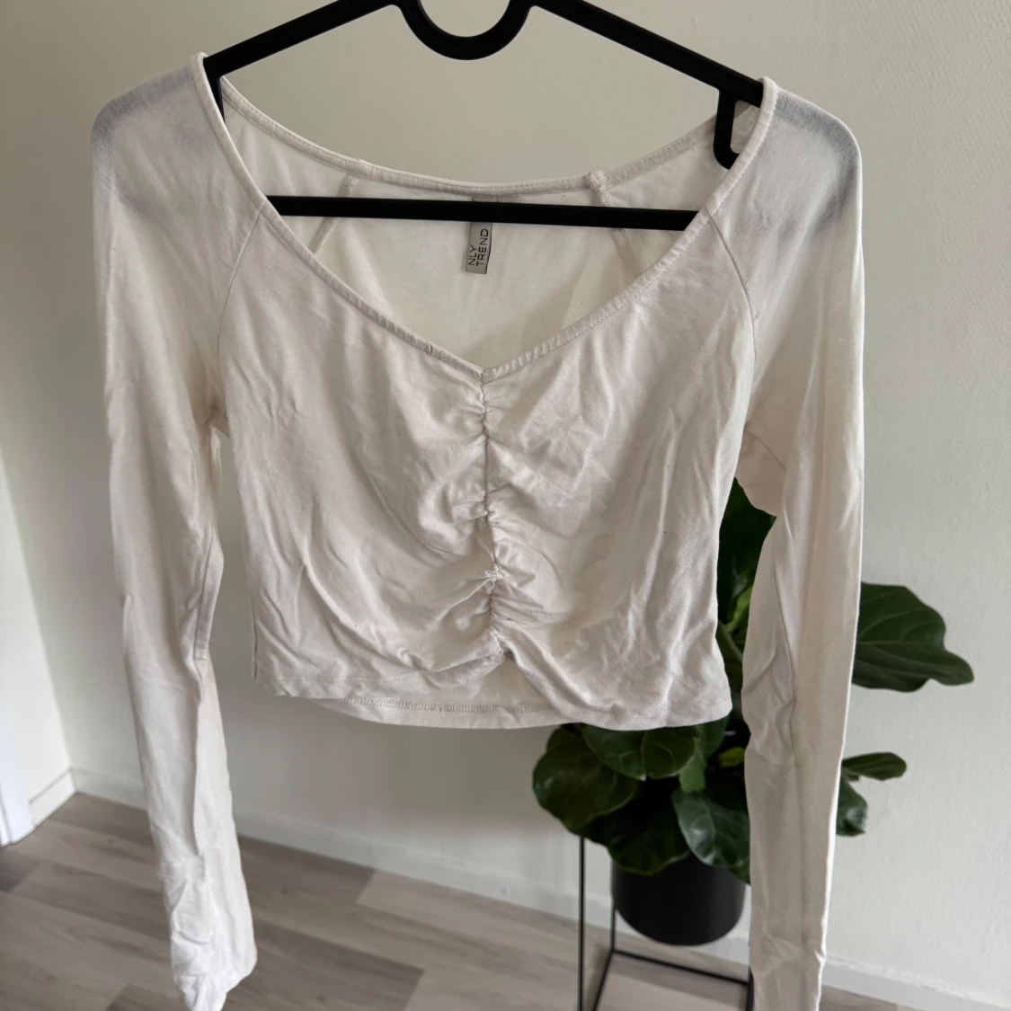 Vit croppad topp från NLY Trend - 1