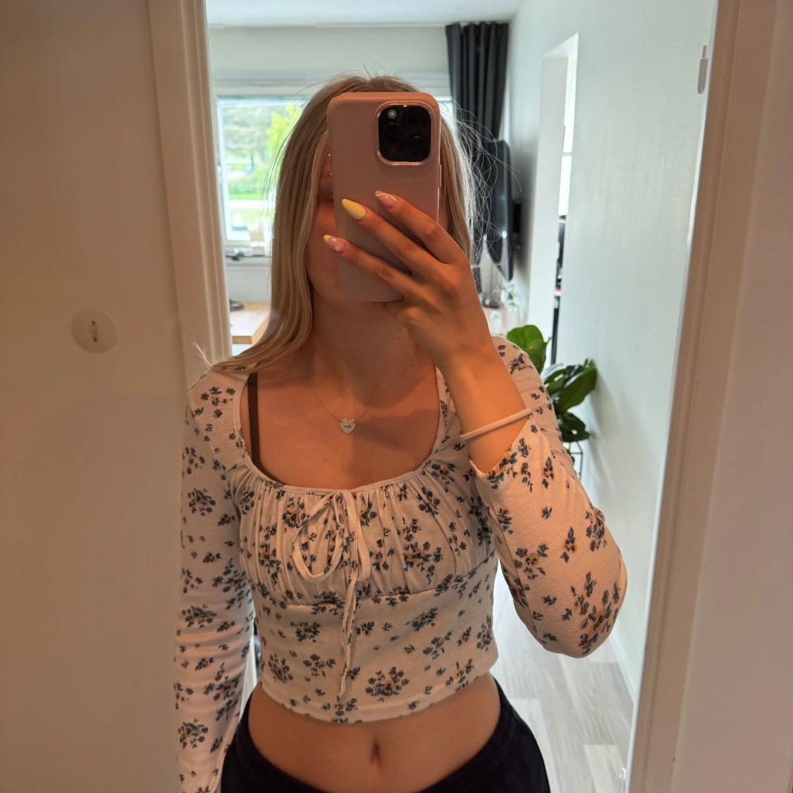 Vit blommig croppad blus med knyt