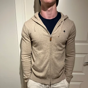 Morris zip-hoodie - Skön Morris zip i stickat material! | Mycket fint skick! Smått nopprig men kan få iväg det mesta innan utskick! | Storlek S. | Ställ gärna frågor innan du köper!