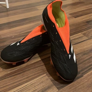 Adidas Predator elite fotbollsskor svart/orange - Säljer ett par adidas predator elite skor