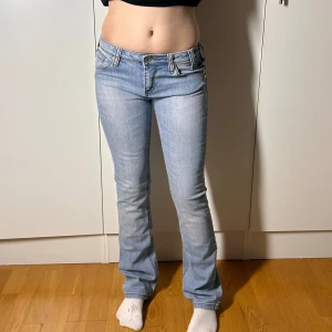 Lågmidjade bootcut jeans lowwaist lowrise utsvängda jeans - Lågmidjade jeans. Passar xs/w26-w27 ungefär. Se mått. Innerbenslängd:80 midjemått:37 stretch till 39. Finns även resår i midjan.  Köp sker via köp nu, jag postar inom 24h. Kvar tills markerad såld