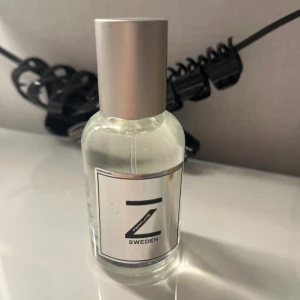 Zperfumesweden parfym - 30 ml parfym från zperfumesweden. Doften är inspirerad av den välkända parfymen Baccarat Rouge 540. Den är knappt använd och doftar starkt. 