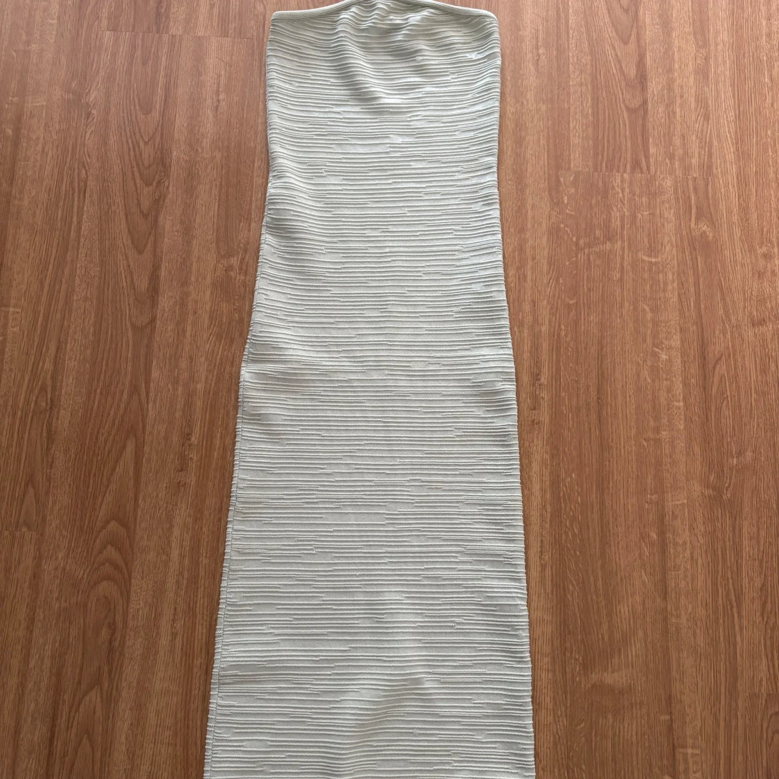 Ljusgrön axelbandslös långklänning