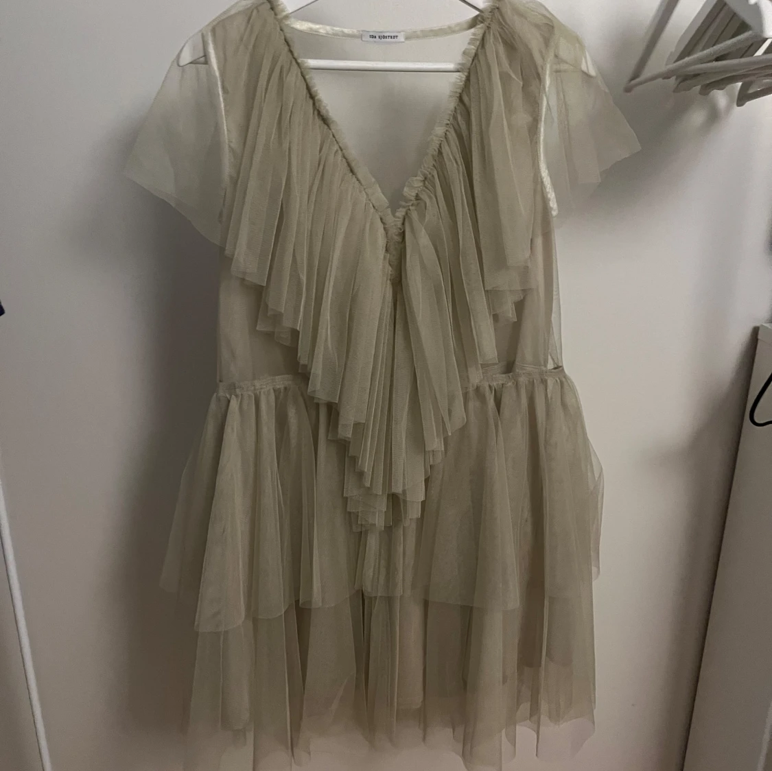 Champagnefärgad volangklänning Ida Sjöstedt