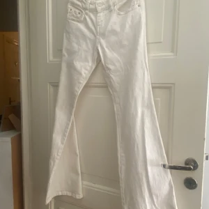 Utsvängda jeans  - Garderobsrensning pågår! 👗 Shoppa loss bland en massa fina plagg  Kika in på min sida, så kanske du hittar något mer du gillar!   Har du frågor om ett plagg? Tveka inte att höra av dig!  (OBS: Kan tyvärr inte ta bilder med plaggen på.)