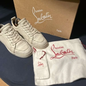 Louboutin Skor - Ett par Louboutin Skor i storlek 41 men sitter som 42 ish. Dom är i användt skick. Box, dustbags finns kvar. Perfekt till höst, vinter och våren. Hör av er vid frågor eller flera bilder 😁