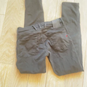 Svarta Replay jeansbyxor skinny - Säljer ett par svarta skinny jeans från Replay i modellen Anbass. Byxorna har klassisk femficksdesign, bälteshällor och dragkedjegylf. Snygg passform som sitter tight hela vägen ner. Perfekta till sneakers eller boots. Köpt på NK kvitton och lappar finns kvar. Kan gå ner i pris vid snabb affär.