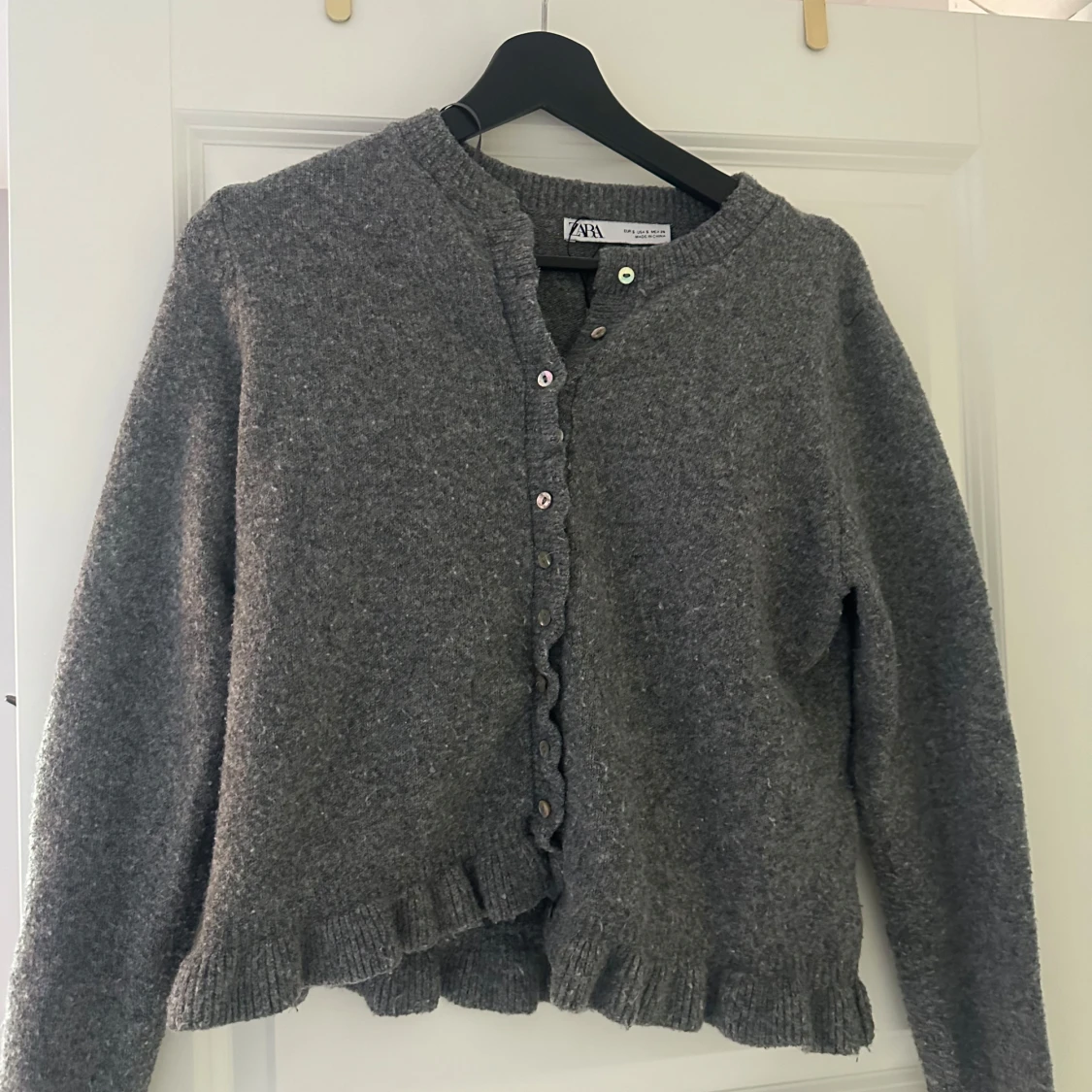 Grå kofta med volangkant från Zara