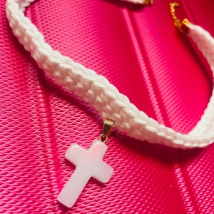 By prisförslag- vit choker med vitt kors - Finns i svart och ljusblå också