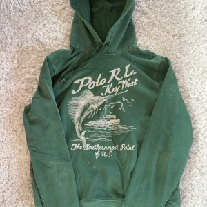 Ralph Lauren hoodie - Tja! Säljer nu denna riktigt snygga, unika och eftertraktade Ralph Lauren hoodie. Köpt på miinto för 3199kr och är knappt använd. Storlek: M | Skick: 10/10 | Meddela vid eventuella frågor eller funderingar! De vita prickarna ska vara där, det är design! 