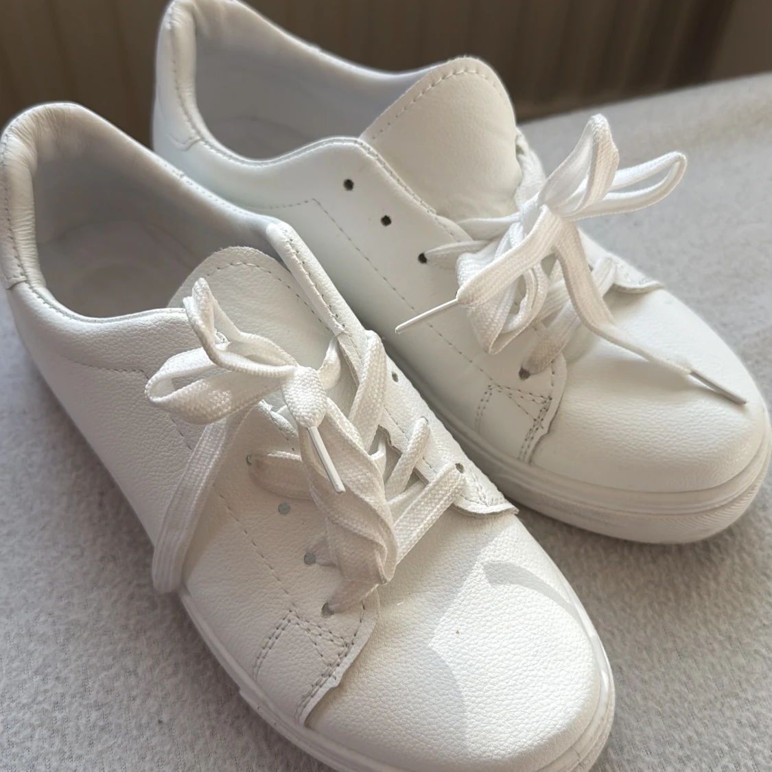 Vita sneakers i skinnimitation - 1