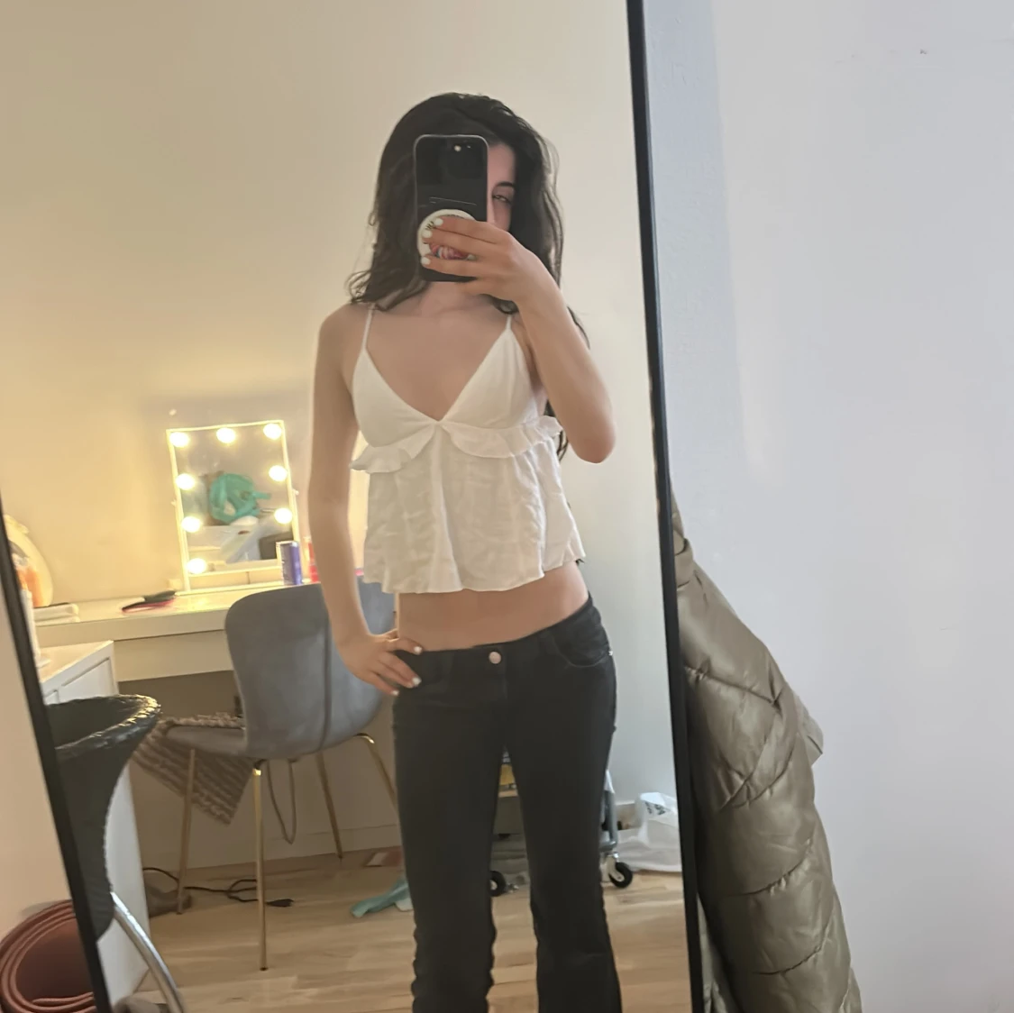 Vit volangig linnetopp med smala axelband