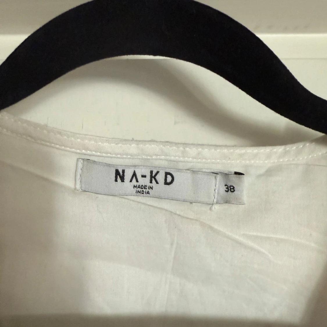 Vit broderad blus från NA-KD - 2