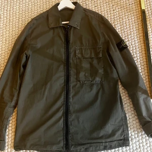 Grön overshirt från Stone Island - Säljer min Overshirt då den inte längre kommer till användning. Storlek M, Hör av er vid frågor