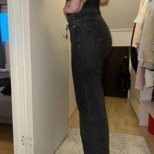 Svarta raka jeans från lager 157 - Säljer ett par svarta jeans från 157 i storlek XS. Jeansen är högmidjade med raka ben och klassisk femficksdesign. De har dragkedja och knapp framtill och är gjorda i ett stadigt bomullstyg. Perfekta till en chill vardagslook.