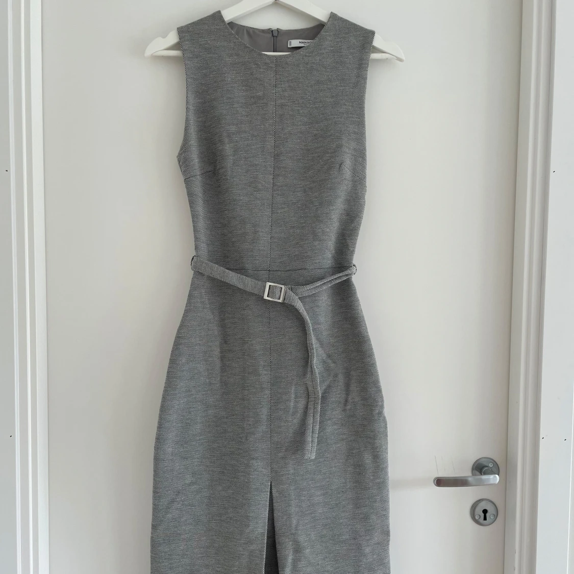 Grå klänning från Mango Suits