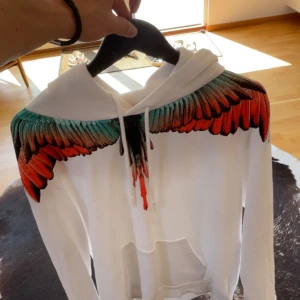 Marcelo Burlon vit hoodie - Säljer en vit hoodie från Marcelo burlon andvänd 3 gånger kostar 4699 i butik har kvitto och påse köpt på Emporia i Malmö storlek M mycket bra skick skriv för fler frågor och bilder 