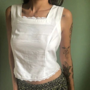 White lace cotton top  - Såså fin vit bomullsblus i felfritt skick🕊️🤍 jag på bilden är strl 38/M