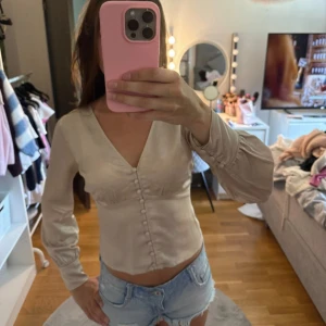 Satin blus  - Super söt glansig beige satin topp från abercrombie & fitch i storlek xs ganska liten i storlek. Bra skick 