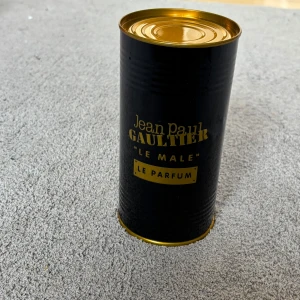 JPG le male - JPG le male som aldrig använd. Skriv för fler frågor! Tyvärr så har lådan gått sönder på vissa ställen men parfymen är hel!