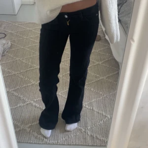 Svarta bootcut jeans - Säljer ett par svarta jeans med bootcut-modell och låg midja från Cheap monday, storlek 26/30. Aldrig använda❣️