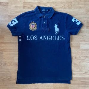 Ralph Lauren Pike Los Angeles   - !skicka bud för snabb affär! Fet Ralph lauren Los Angeles pike, storlek M i jätte bra skick. Äkta såklart till skillnad från de flesta på plick haha. Skriv om ni undrar någonting 📲💯