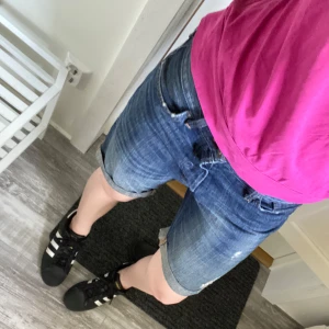 Blå jeansshorts - Snygga jeansshorts som jag har använt som baggy jorts innan men kommer inte till användning längre. Från ”vintage” hm. Inga defekter. Jag brukar ha 40 cm i midjemått mätt rakt över, antar dessa är runtomkring där också men om du vill ha exakta mått eller något annat mått/ bilder osv så är det bara att skriva! Pris kan typ alltid diskuteras. Kolla mina andra annonser också! 🫶😇